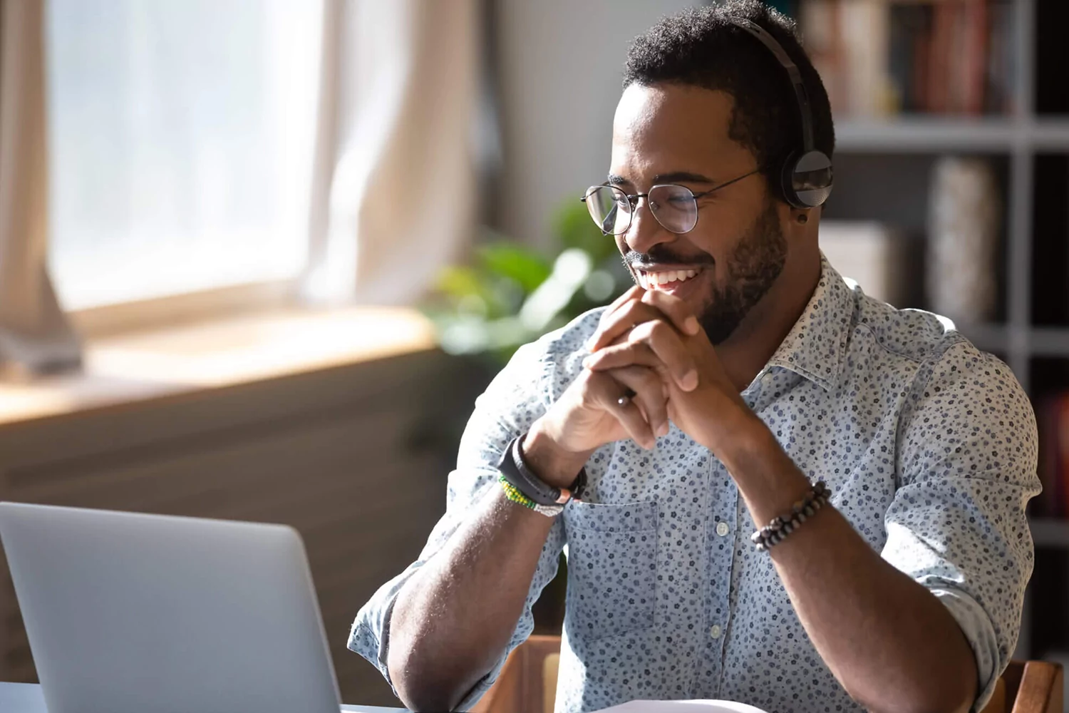 17 Best Airbnb Virtual Experiences for Team Building