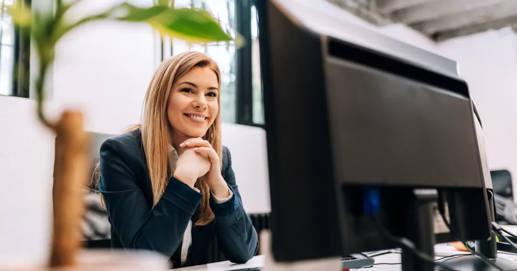 smiling-woman-computer-desk-office