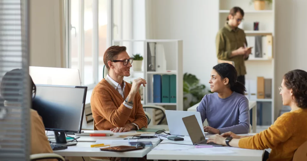 team-in-office-talking