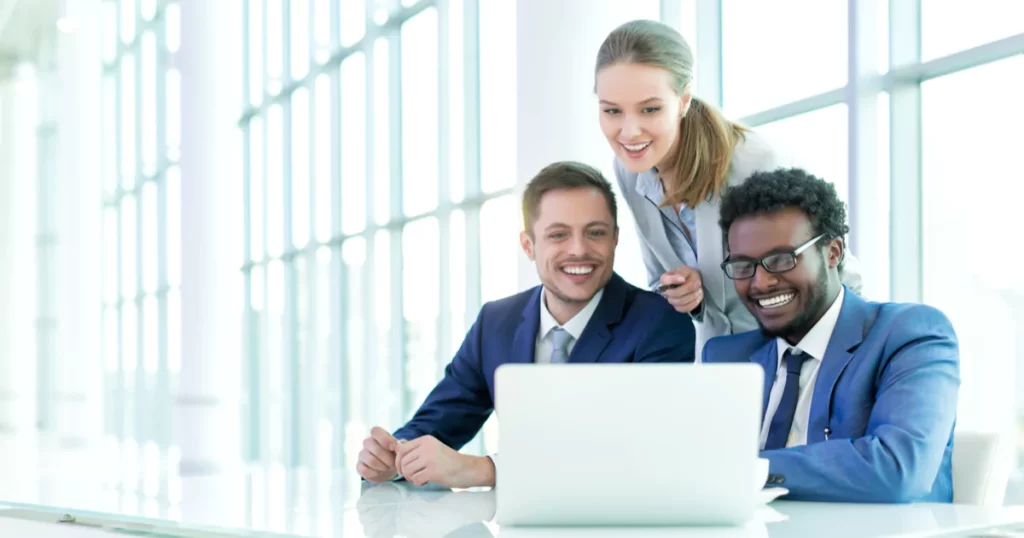 colleagues-coworkers-woman-two-men-laptop-office