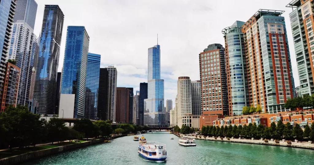 Sightseeing cruises on the Chicago River