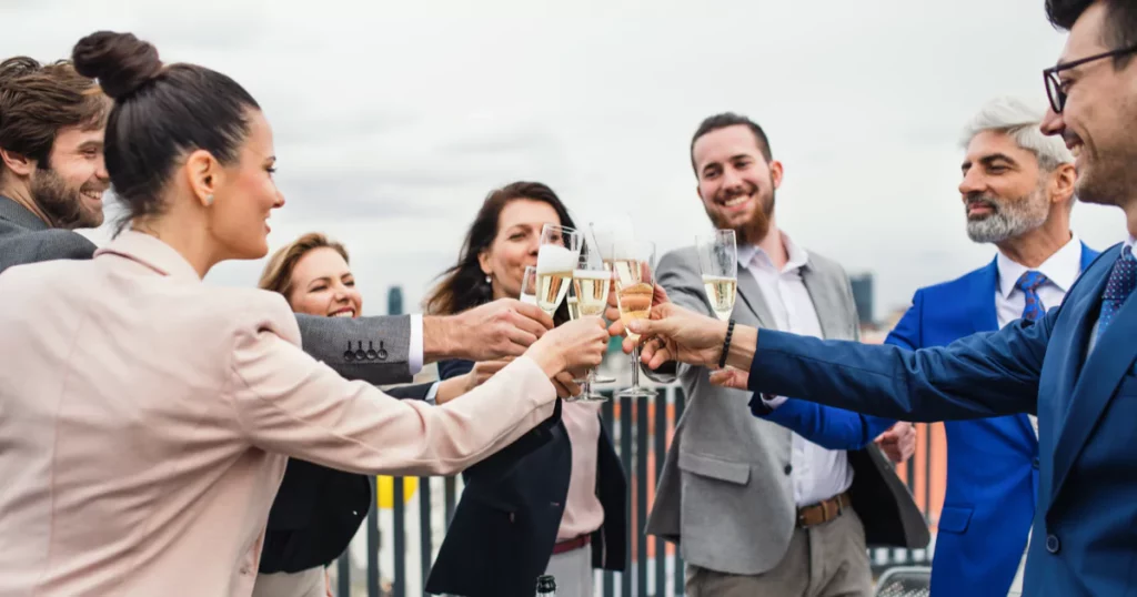 coworkers-cheers-champagne-rooftop
