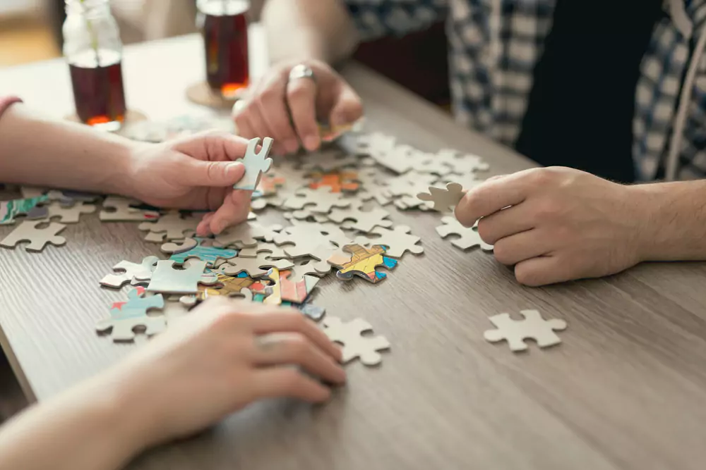 couple putting together puzzle