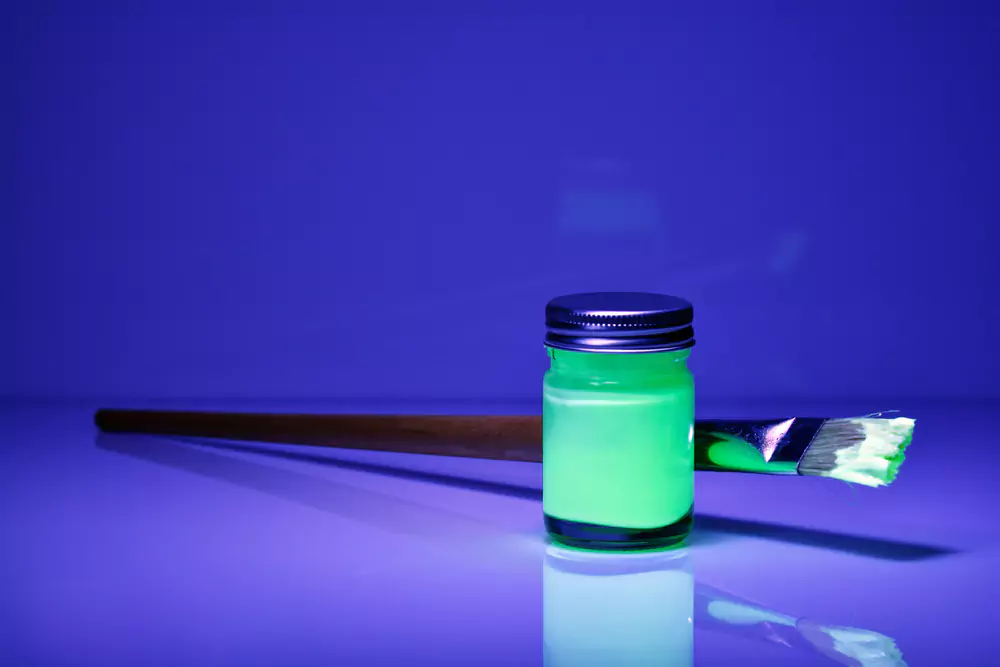 glow in the dark paint